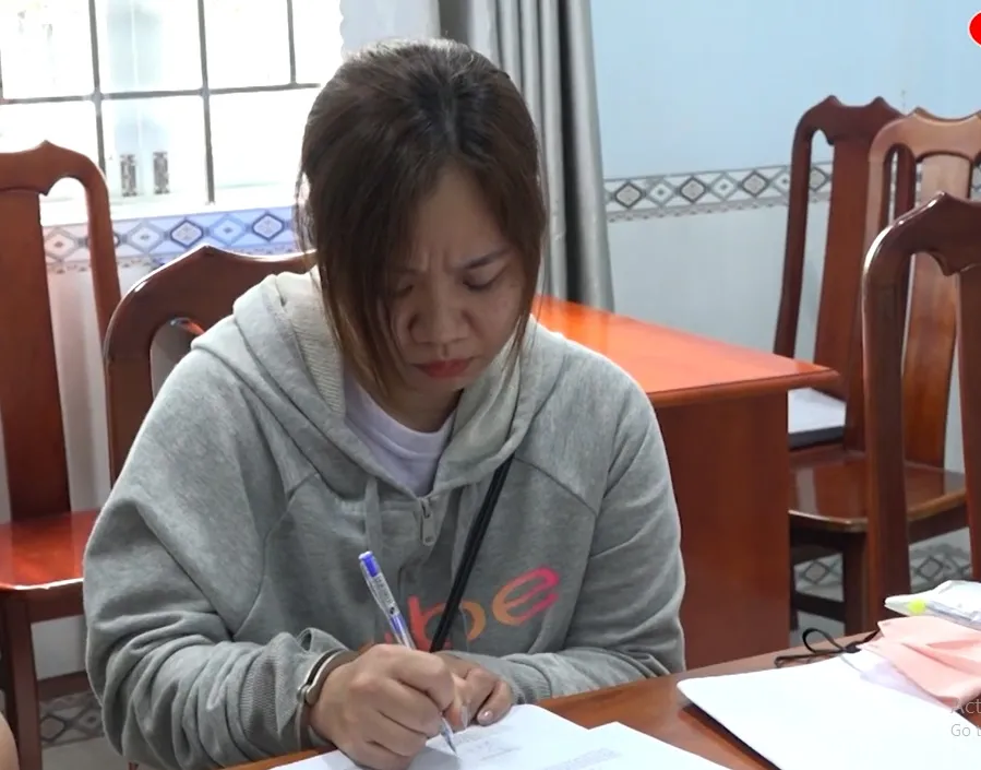 Đối tượng Đinh Thị Thu Hiền tại cơ quan điều tra. Ảnh: HOÀNG GIANG