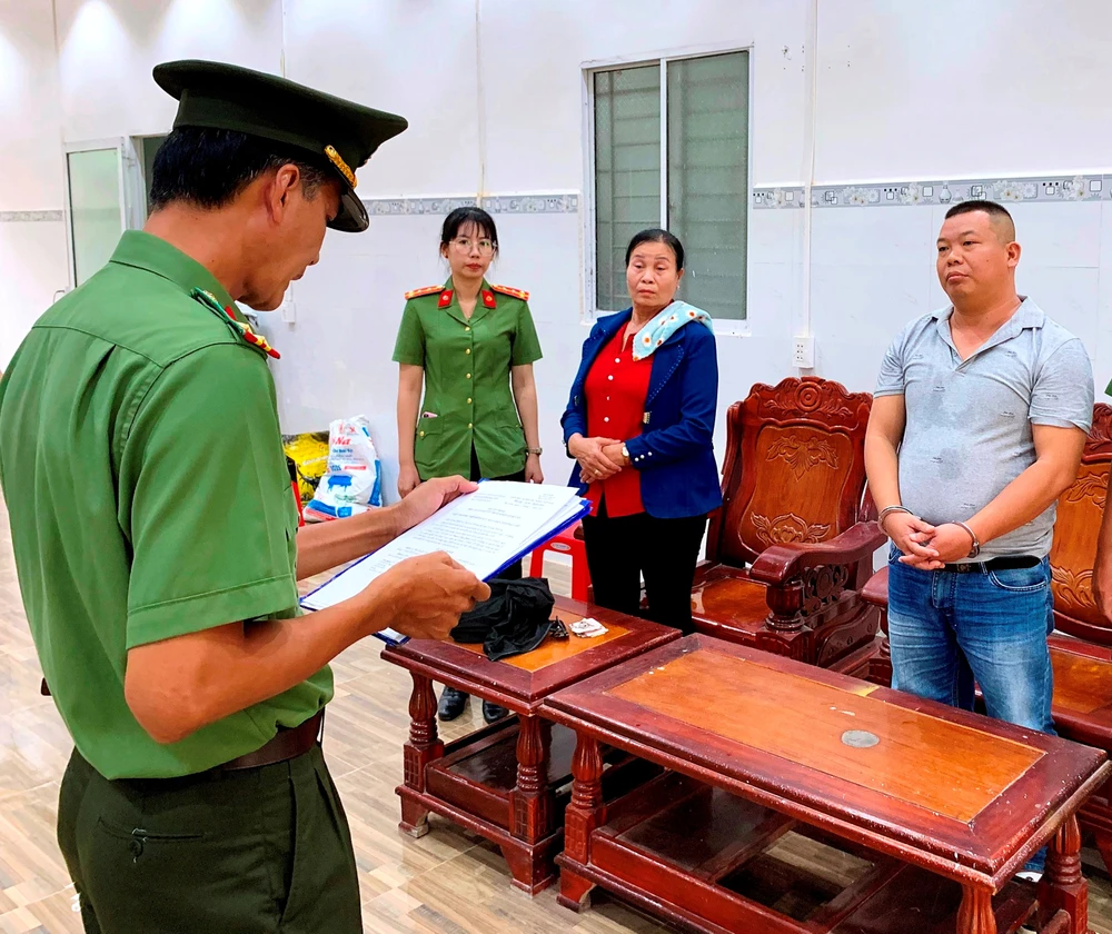 Cơ quan An ninh điều tra Công an tỉnh Bạc Liêu tống đạt quyết định khởi tố, bắt tạm giam đối với Phan Công Quốc (bìa phải). Ảnh: TRỌNG NGUYỄN