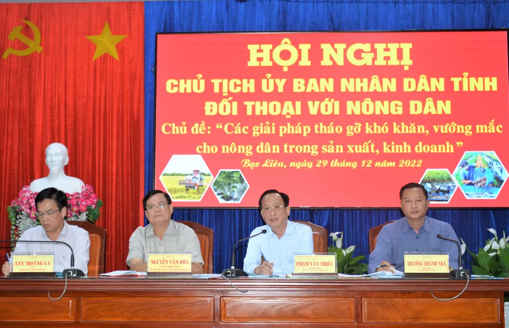 Chủ tịch UBND tỉnh Bạc Liêu Phạm Văn Thiều (thứ 2 từ phải qua) đối thoại với nông dân.