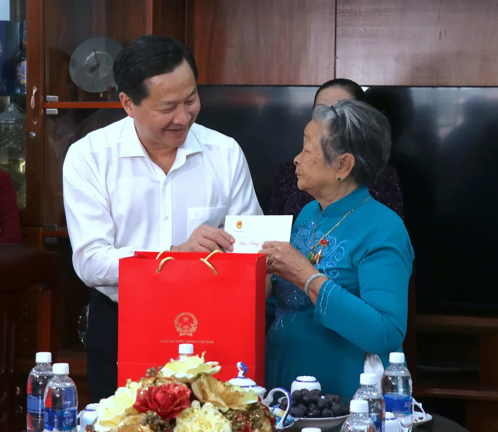 Phó Thủ tướng Lê Minh Khái tặng quà, chúc tết mẹ Việt Nam Anh hùng Nguyễn Kim Mai Phó Thủ tướng Lê Minh Khái tặng quà, chúc tết mẹ Việt Nam Anh hùng Nguyễn Kim Mai