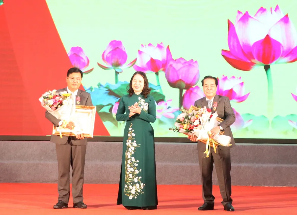 Thừa ủy quyền của Chủ tịch nước, đồng chí Võ Thị Ánh Xuân trao Huân chương Lao động hạng Nhất cho đồng chí Nguyễn Tiến Hải, Bí thư Tỉnh ủy Cà Mau và đồng chí Dương Thanh Bình (bìa phải), Ủy viên Ban Chấp hành Trung ương Đảng, Ủy viên Ủy ban Thường vụ Quốc hội, Trưởng Ban Dân nguyện Quốc hội, nguyên Bí thư Tỉnh ủy Cà Mau