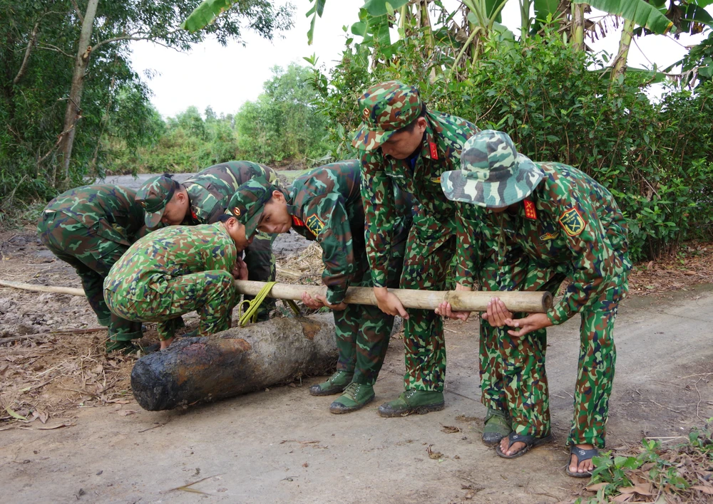 Lực lượng công binh xử lý an toàn quả bom. Ảnh: HUỲNH QUANG