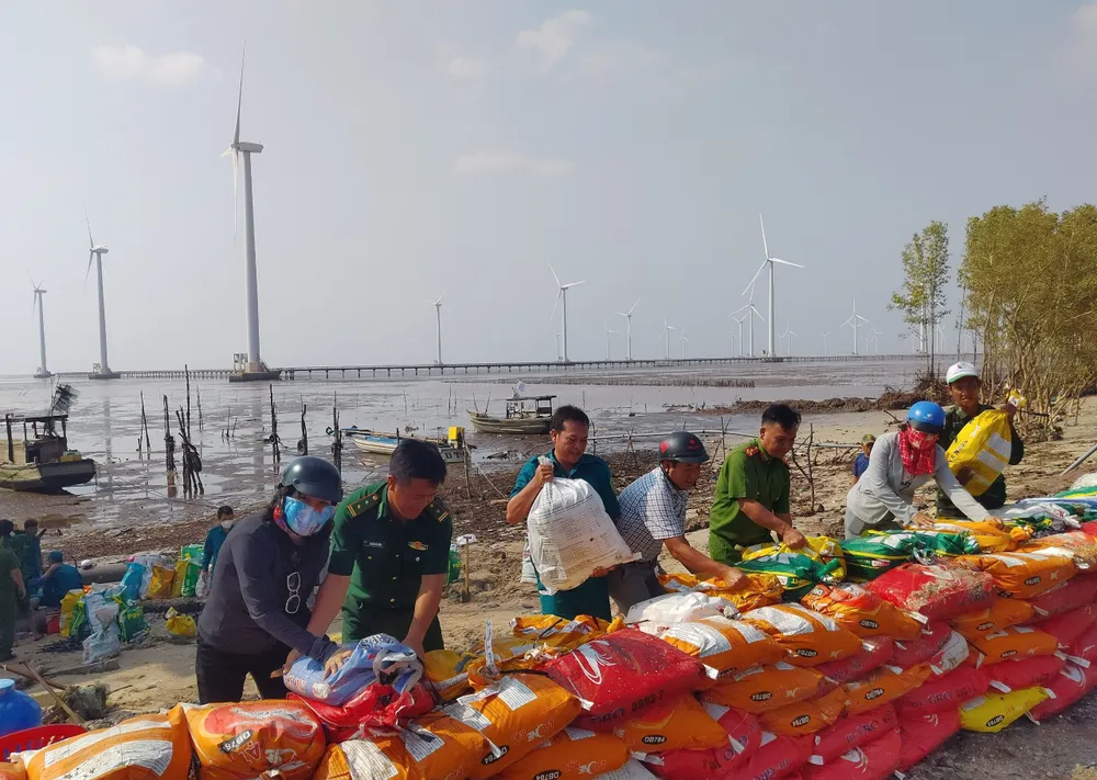 Lực lượng chức năng gia cố đê biển Đông. Ảnh: PHAN THANH CƯỜNG Lực lượng chức năng gia cố đê biển Đông. Ảnh: PHAN THANH CƯỜNG