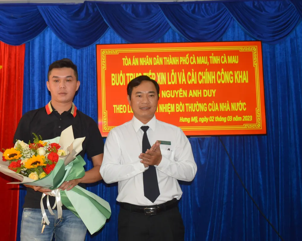 Nguyễn Anh Duy (trái) được xin lỗi công khai tại nơi cư trú