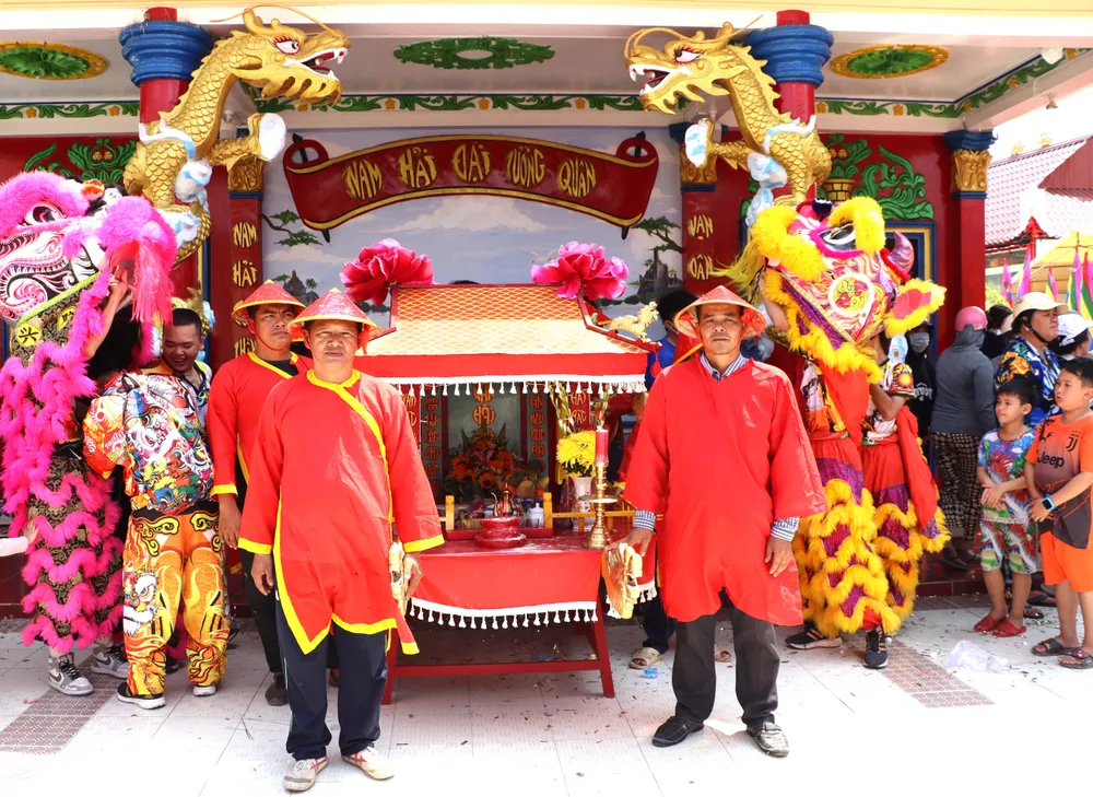 Một trong các hoạt động tại lễ hội Nghinh Ông Sông Đốc. Một trong các hoạt động tại lễ hội Nghinh Ông Sông Đốc.