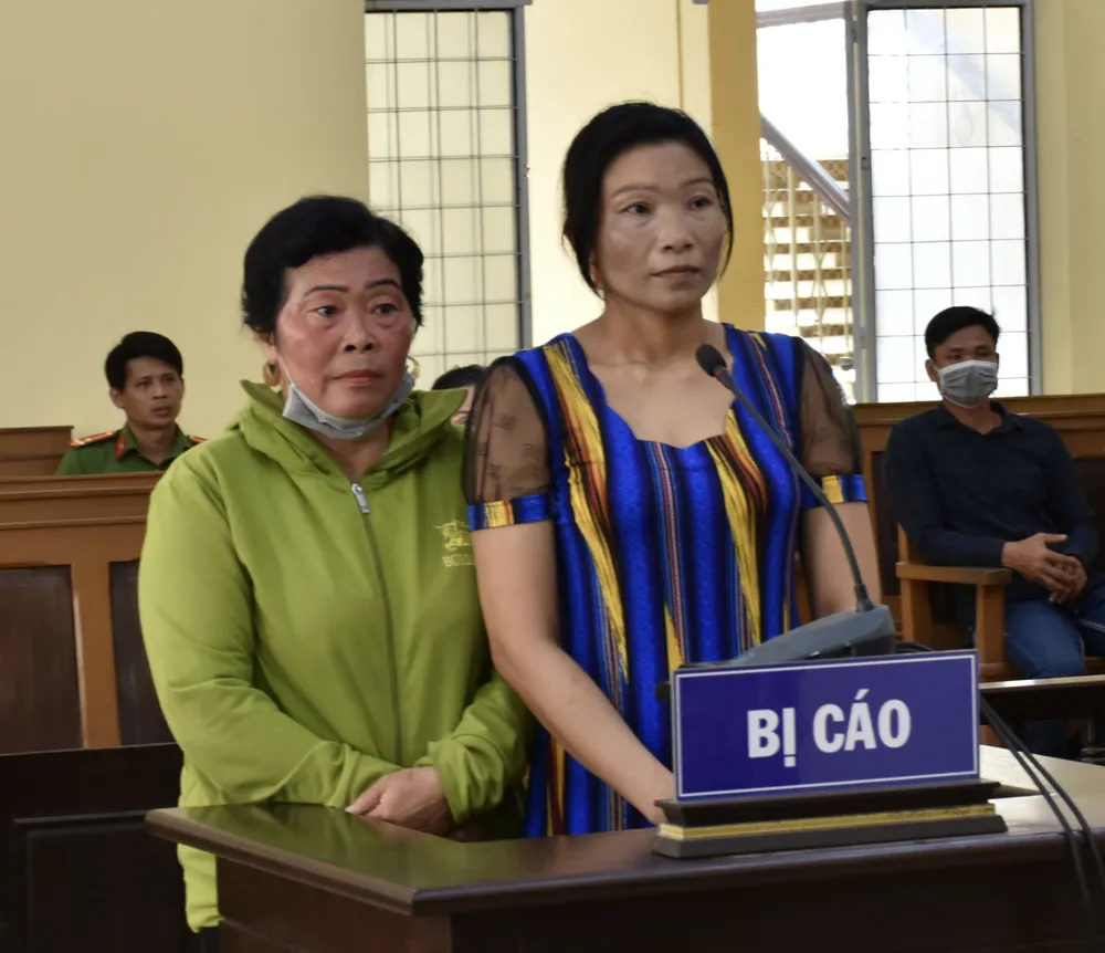 Bị cáo Sơn Thị Hồng (phải) và bị cáo Lê Kim Hiền tại tòa Bị cáo Sơn Thị Hồng (phải) và bị cáo Lê Kim Hiền tại tòa