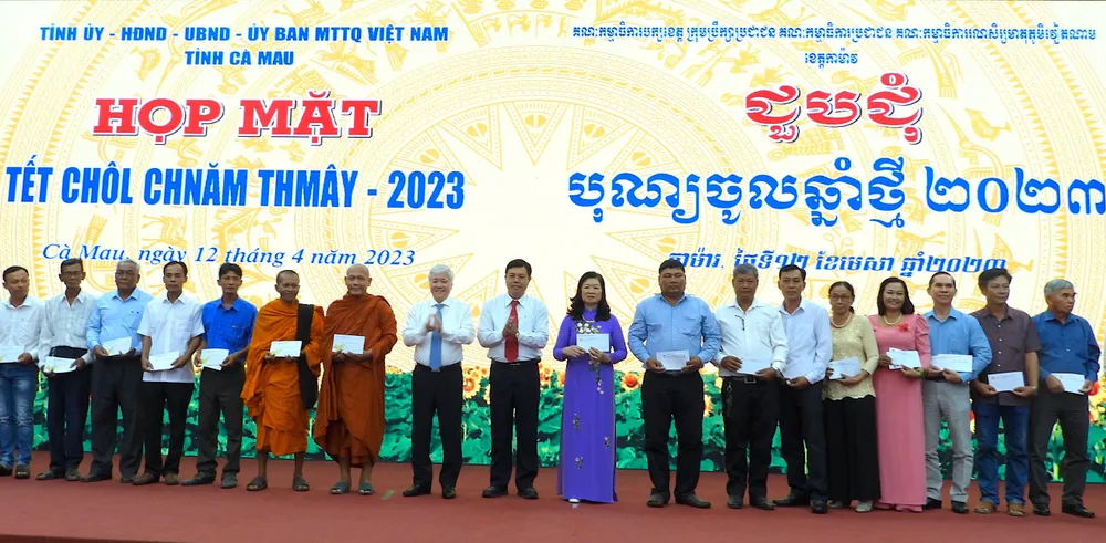 Chủ tịch Ủy ban Trung ương MTTQ Việt Nam Đỗ Văn Chiến cùng Bí thư Tỉnh ủy Cà Mau Nguyễn Tiến Hải tặng quà cho các đại biểu uy tín đồng bào dân tộc Khmer Chủ tịch Ủy ban Trung ương MTTQ Việt Nam Đỗ Văn Chiến cùng Bí thư Tỉnh ủy Cà Mau Nguyễn Tiến Hải tặng quà cho các đại biểu uy tín đồng bào dân tộc Khmer