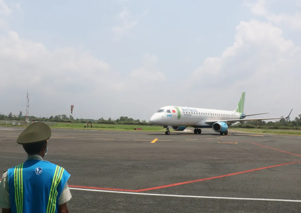 Máy bay phản lực Embraer VN-A269 đáp thành công xuống Cảng hàng không Cà Mau.