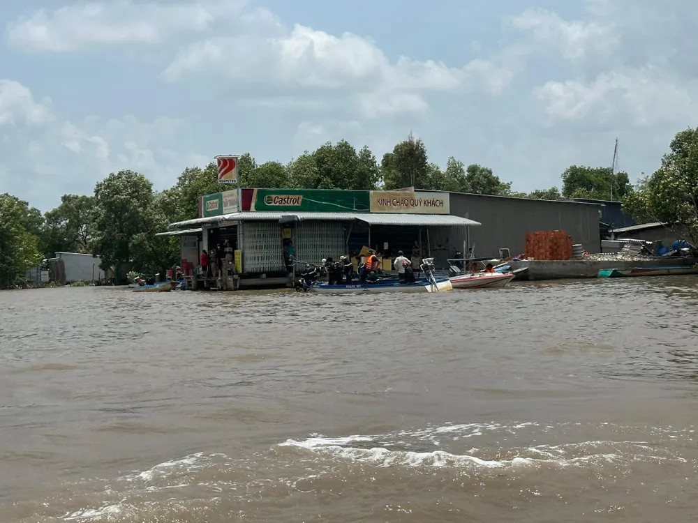 Lực lượng chức năng phối hợp tìm kiếm thi thể Thiếu tá Nguyễn Chí Nguyện Lực lượng chức năng phối hợp tìm kiếm thi thể Thiếu tá Nguyễn Chí Nguyện