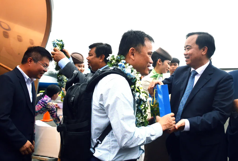 Lãnh đạo tỉnh Cà Mau chúc mừng hành khách trên chuyến bay Lãnh đạo tỉnh Cà Mau chúc mừng hành khách trên chuyến bay