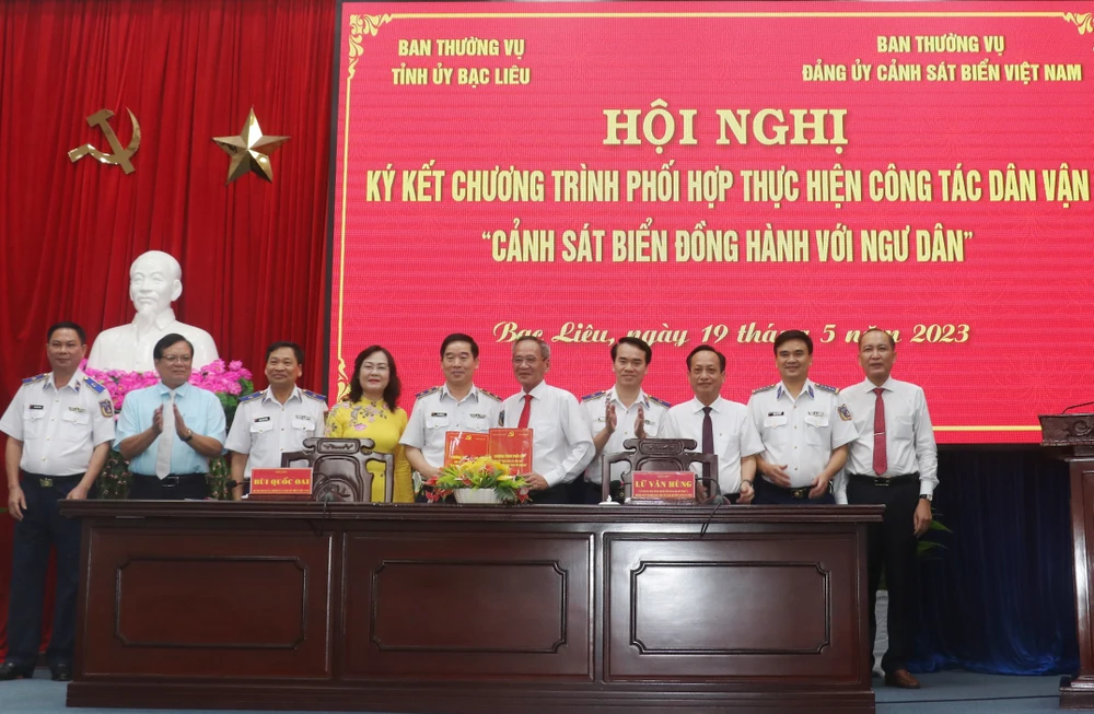 Trung tướng Bùi Quốc Oai, Chính ủy Cảnh sát biển Việt Nam (thứ 5 từ trái sang) và đồng chí Lữ Văn Hùng trao văn bản ký kết chương trình phối hợp giữa Ban Thường vụ Đảng ủy Cảnh sát biển Việt Nam với Ban Thường vụ Tỉnh ủy Bạc Liêu