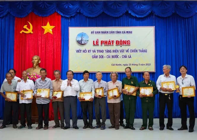 Phó Chủ tịch UBND tỉnh Cà Mau Nguyễn Minh Luân trao thư cảm ơn và tặng biểu trưng của tỉnh vinh danh các cá nhân đã đóng góp, hiến tặng hình ảnh, tài liệu, hiện vật gắn liền với chiến thắng Đầm Dơi - Cái Nước - Chà Là. Ảnh: MỸ TRÂN