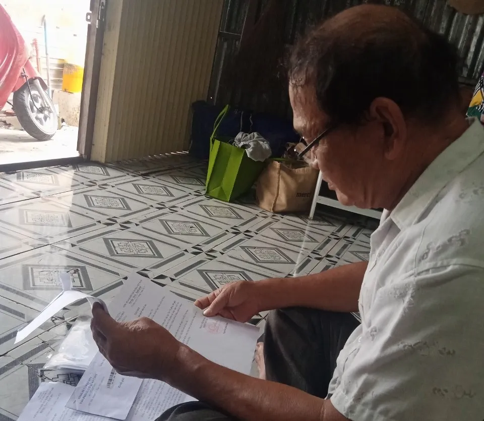 Ông Lại Tấn Tài xem các giấy báo tin của các cơ quan chức năng về việc thụ lý tố cáo của ông Ông Lại Tấn Tài xem các giấy báo tin của các cơ quan chức năng về việc thụ lý tố cáo của ông