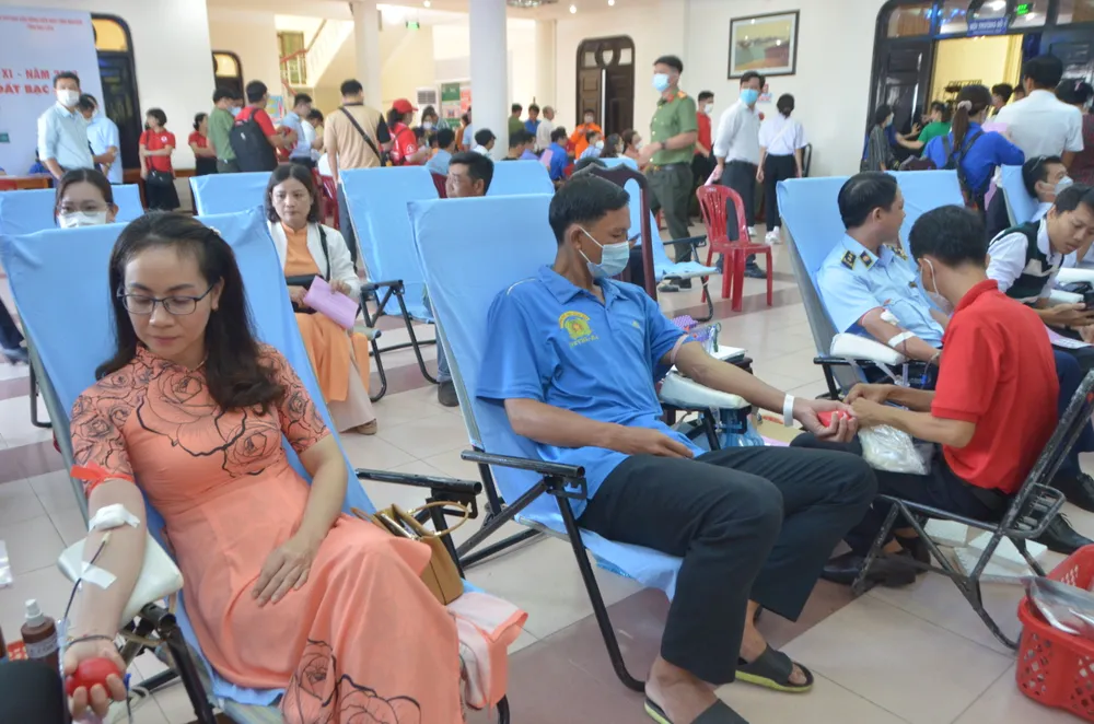 Tham gia hiến máu tại Ngày hội hiến máu “Giọt hồng đất Bạc Liêu”