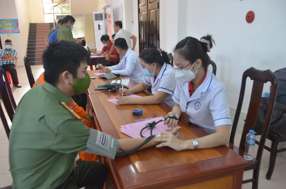 Thăm khám trước khi tham gia hiến máu tình nguyện