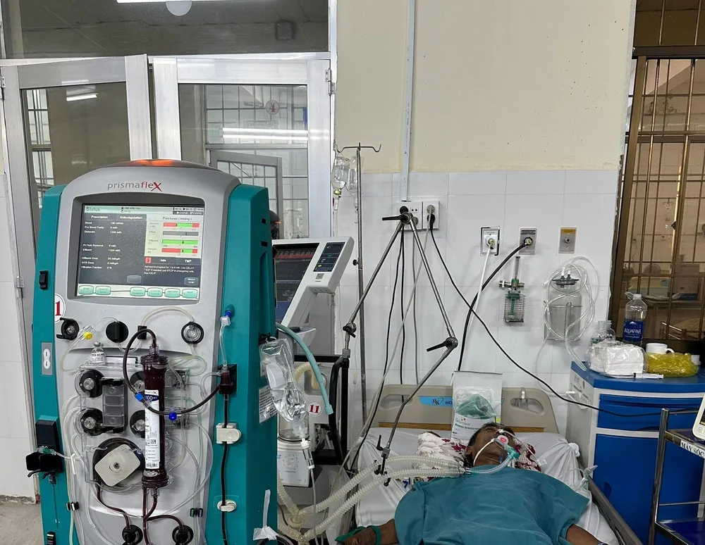 Ông K.V.T. đang điều trị tại Khoa hồi sức tích cực và chống độc Bệnh viện Đa khoa tỉnh Cà Mau Ông K.V.T. đang điều trị tại Khoa hồi sức tích cực và chống độc Bệnh viện Đa khoa tỉnh Cà Mau