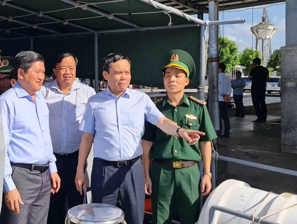 Phó Thủ tướng Trần Lưu Quang kiểm tra tình hình thực hiện chống khai thác hải sản bất hợp pháp, không báo cáo và không theo quy định (IUU) khu vực cửa biển Sông Đốc Phó Thủ tướng Trần Lưu Quang kiểm tra tình hình thực hiện chống khai thác hải sản bất hợp pháp, không báo cáo và không theo quy định (IUU) khu vực cửa biển Sông Đốc