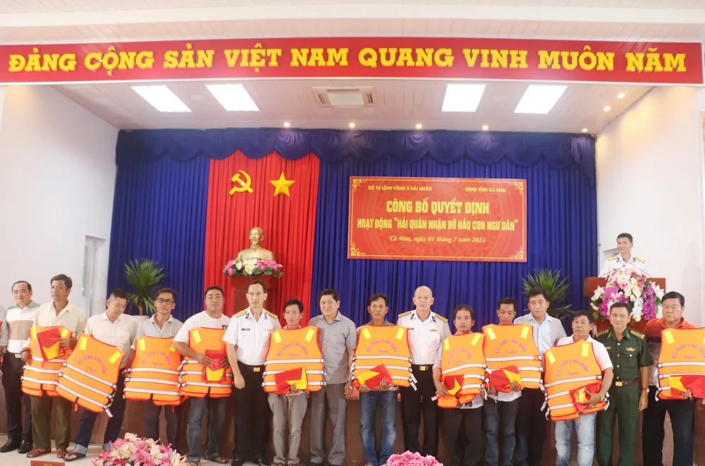 Lãnh đạo Bộ Tư lệnh Vùng 5 Hải và UBND tỉnh Cà Mau tặng áo phao cứu sinh và cờ Tổ quốc cho ngư dân
