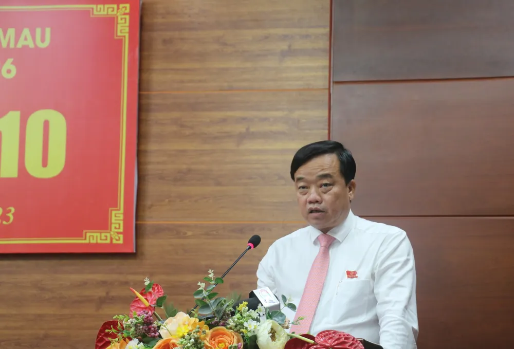 Ông Huỳnh Quốc Việt báo cáo tình hình thực hiện nghị quyết HĐND tỉnh về kế hoạch phát triển kinh tế - xã hội trong 6 tháng đầu năm