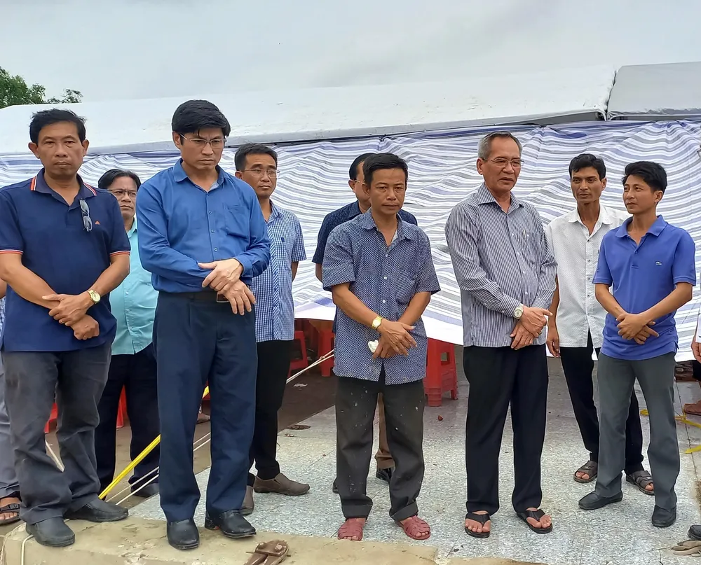 Ông Lữ Văn Hùng (Bí thư Tỉnh ủy Bạc Liêu, thứ 3 từ phải sang) kiểm tra hiện trường căn nhà của vợ chồng ông Đặng Văn Dũng bị sập