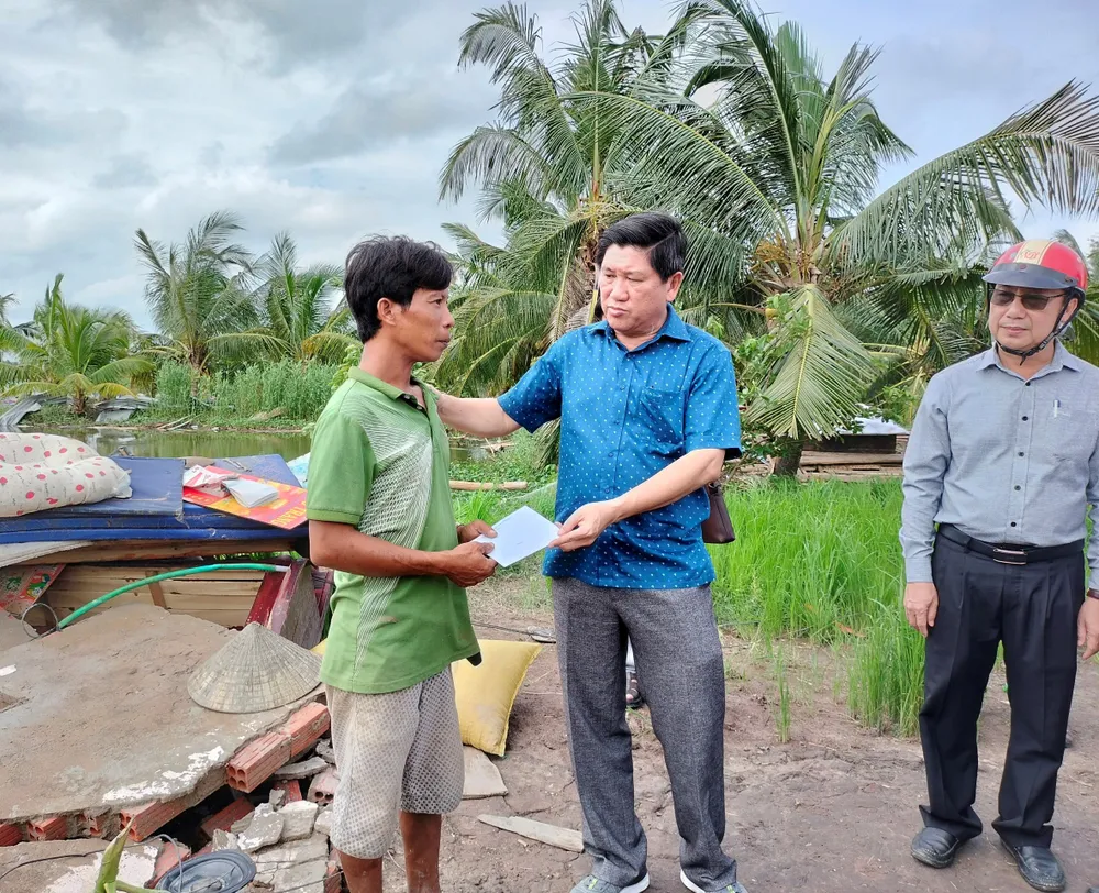 Ông Lê Văn Sử thăm hỏi và trao hỗ trợ cho hộ dân có nhà bị sập do giông lốc