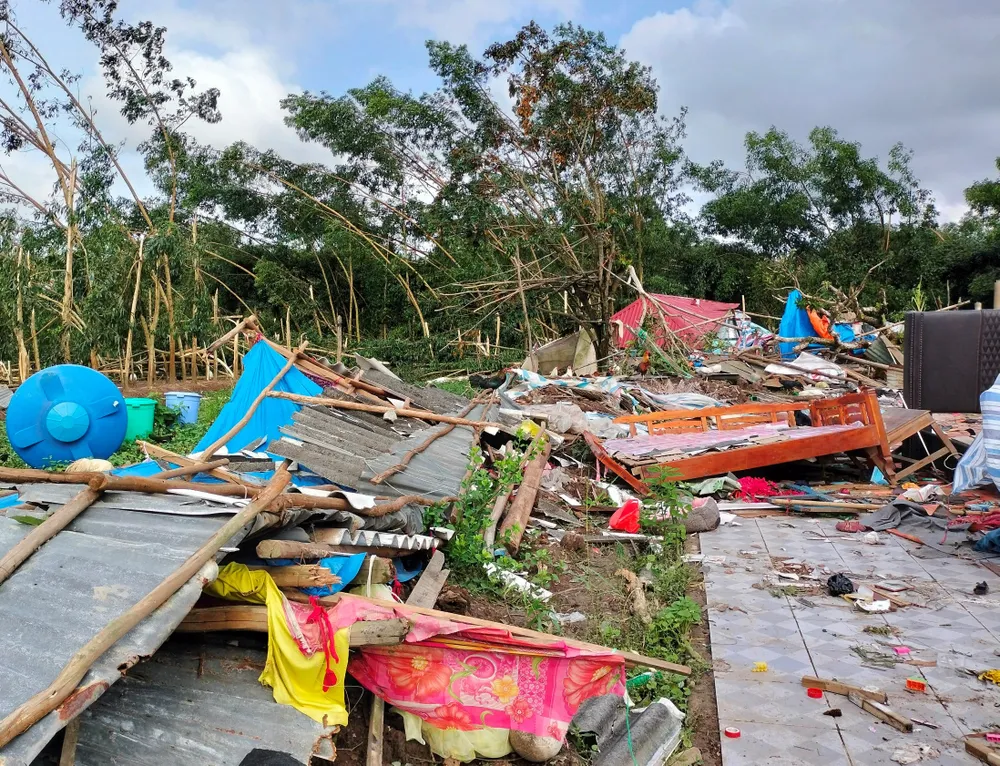 Nhà dân ở huyện U Minh bị sập do ảnh hưởng bởi giông lốc