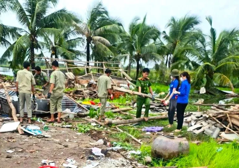 Lực lượng đoàn viên, công an xã, dân quân tự vệ hỗ trợ người dân khắc phục hậu quả giông lốc trên địa bàn huyện U Minh, tỉnh Cà Mau