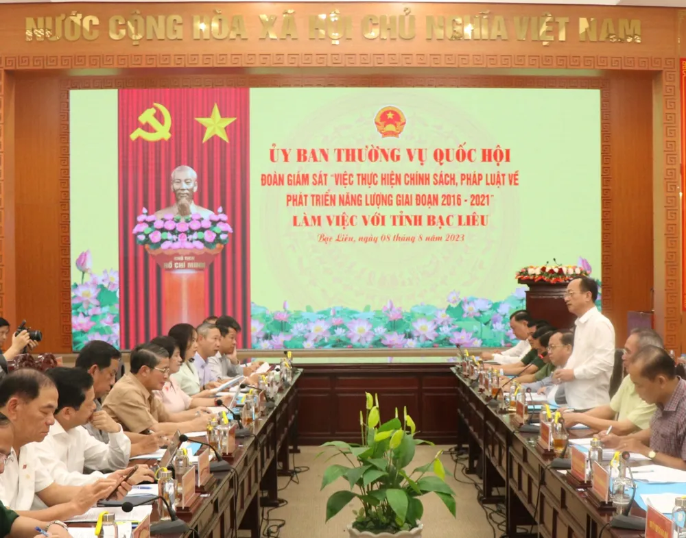 Chủ tịch UBND tỉnh Bạc Liêu Phạm Văn Thiều (đứng) báo cáo tình hình thực hiện chính sách, pháp luật về phát triển năng lượng trên địa bàn Chủ tịch UBND tỉnh Bạc Liêu Phạm Văn Thiều (đứng) báo cáo tình hình thực hiện chính sách, pháp luật về phát triển năng lượng trên địa bàn