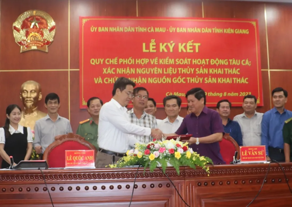 Phó Chủ tịch UBND tỉnh Cà Mau Lê Văn Sử và Phó Chủ tịch UBND tỉnh Kiên Giang Lê Quốc Anh ký kết và trao quy chế phối hợp Phó Chủ tịch UBND tỉnh Cà Mau Lê Văn Sử và Phó Chủ tịch UBND tỉnh Kiên Giang Lê Quốc Anh ký kết và trao quy chế phối hợp