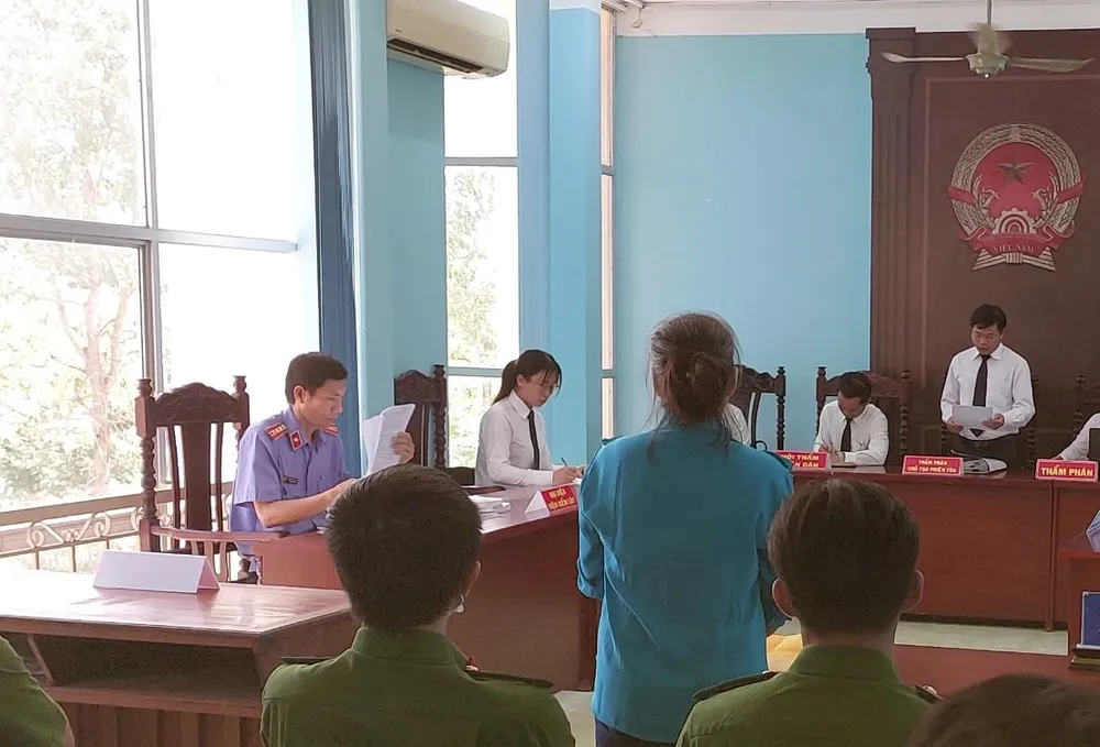 Bị cáo Trần Thị Bé Tư tại tòa Bị cáo Trần Thị Bé Tư tại tòa