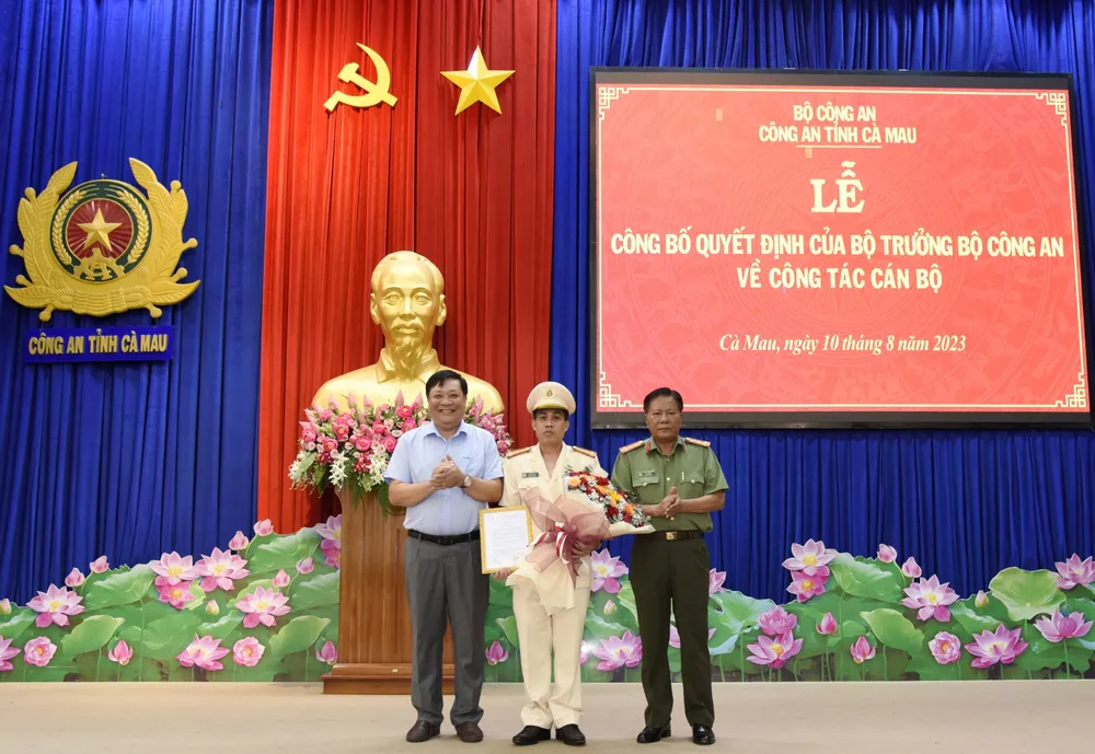 Ông Phạm Thành Ngại và Đại tá Phạm Thành Sỹ trao quyết định và tặng hoa chúc mừng Thượng tá Lê Tấn Vinh. Ảnh: MINH ĐƯƠNG Ông Phạm Thành Ngại và Đại tá Phạm Thành Sỹ trao quyết định và tặng hoa chúc mừng Thượng tá Lê Tấn Vinh. Ảnh: MINH ĐƯƠNG