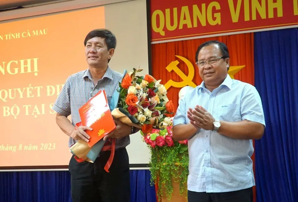 Phó Chủ tịch UBND tỉnh Cà Mau Nguyễn Minh Luân trao quyết định và chúc tân Giám đốc Sở Y tế tỉnh Cà Mau Dư Minh Hùng. ẢNH: HỒNG NHUNG