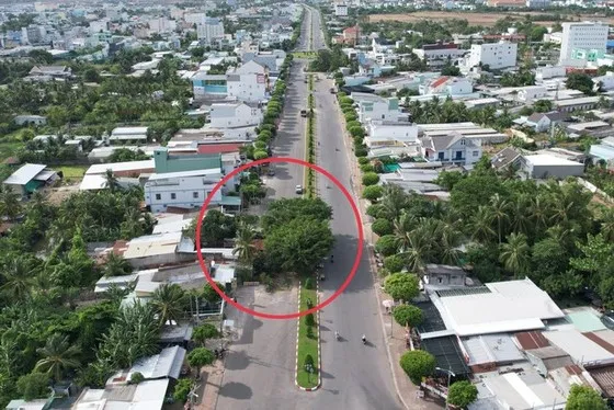 Ngôi nhà nằm giữa đường gần 20 năm Ngôi nhà nằm giữa đường gần 20 năm