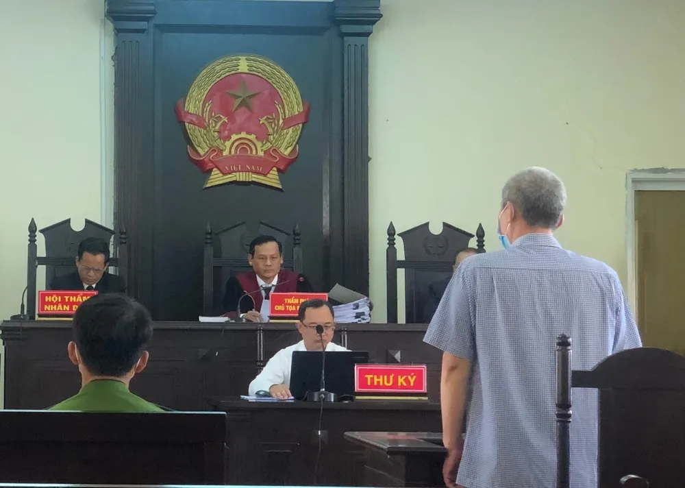 Cựu Phó Chánh án TAND tỉnh Bạc Liêu hầu tòa. ẢNH: PHÚC NGUYỄN