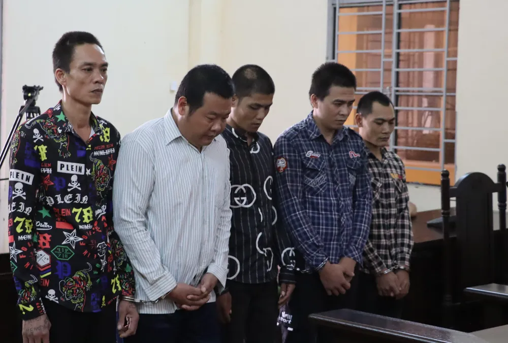 Bị cáo Nguyễn Công Toàn (thứ 2 từ trái sang, được xác định là chủ mưu trong vụ án) cùng các bị cáo tại tòa sơ thẩm Bị cáo Nguyễn Công Toàn (thứ 2 từ trái sang, được xác định là chủ mưu trong vụ án) cùng các bị cáo tại tòa sơ thẩm