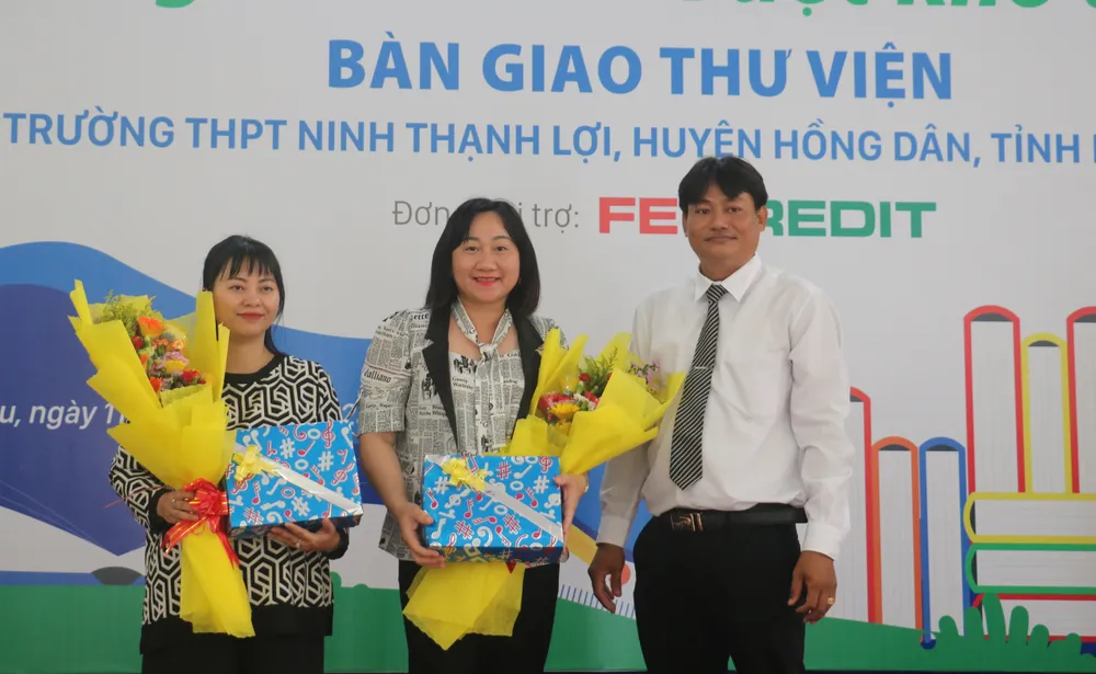 Thầy Huỳnh Thành Giang tặng hoa cảm ơn Phó Tổng Biên tập Báo SGGP Bùi Thị Hồng Sương và bà Đỗ Thị Thùy Vân (bìa trái)