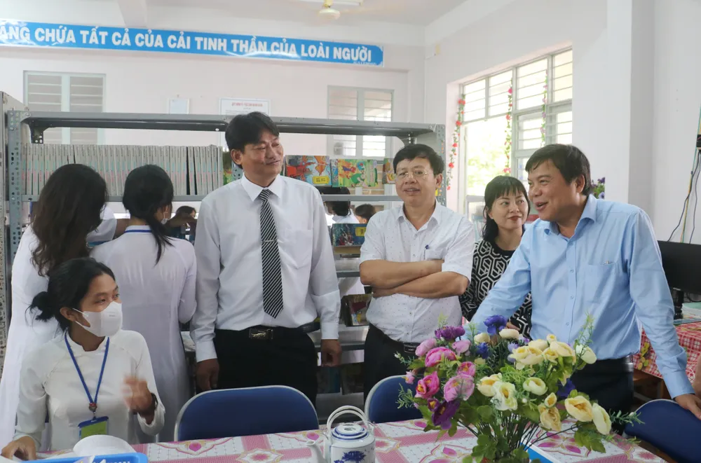 Tổng Biên tập Báo SGGP Tăng Hữu Phong trao đổi với học sinh Trường THPT Ninh Thạnh Lợi về tình hình đọc sách tại thư viện của trường