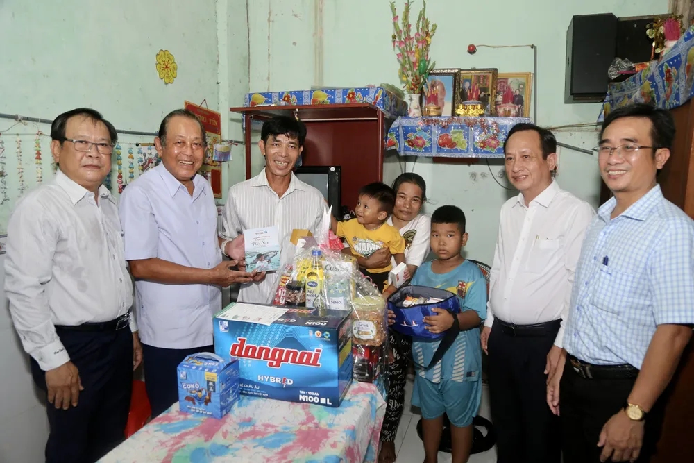 Nguyên Phó Thủ tướng Thường trực Trương Hòa Bình (Chủ tịch danh dự chương trình Cùng ngư dân thắp sáng đèn trên biển) đến thăm và tặng quà cho ngư dân phường Nhà Mát, TP Bạc Liêu, tỉnh Bạc Liêu Nguyên Phó Thủ tướng Thường trực Trương Hòa Bình (Chủ tịch danh dự chương trình Cùng ngư dân thắp sáng đèn trên biển) đến thăm và tặng quà cho ngư dân phường Nhà Mát, TP Bạc Liêu, tỉnh Bạc Liêu