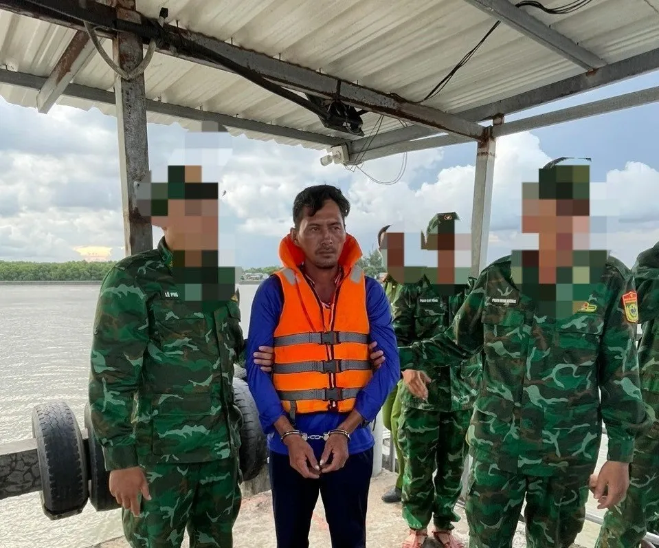 Ngư dân Phan Văn Vắt được đưa vào bờ Ngư dân Phan Văn Vắt được đưa vào bờ