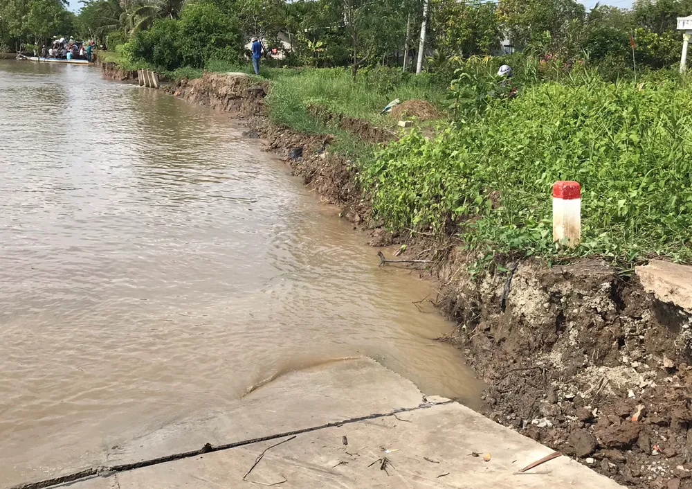 Tuyến đường ô tô từ Tân Tiến về trung tâm xã Nguyễn Huân bị sạt lở nghiêm trọng Tuyến đường ô tô từ Tân Tiến về trung tâm xã Nguyễn Huân bị sạt lở nghiêm trọng
