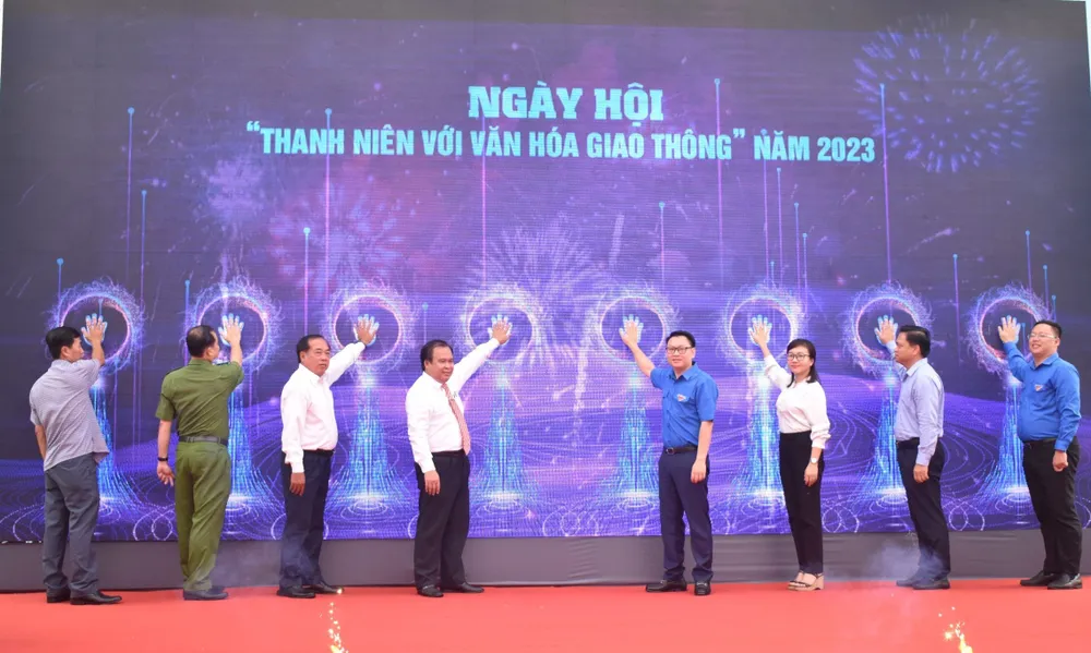 Các đại biểu thực hiện nghi thức Khởi động ngày hội Thanh niên với văn hoá giao thông năm 2023 Các đại biểu thực hiện nghi thức Khởi động ngày hội Thanh niên với văn hoá giao thông năm 2023