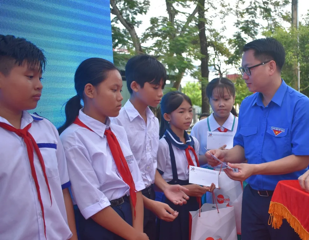 Anh Trần Hữu tặng quà cho các em học sinh có hoàn cảnh khó khăn Anh Trần Hữu tặng quà cho các em học sinh có hoàn cảnh khó khăn