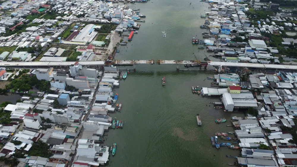 Công trình cầu bắc qua sông Ông Đốc sắp hoàn thành