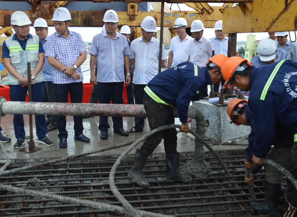 Lãnh đạo tỉnh Cà Mau và các đơn vị liên quan chứng kiến công đoạn hợp long cầu bắc qua sông Ông Đốc