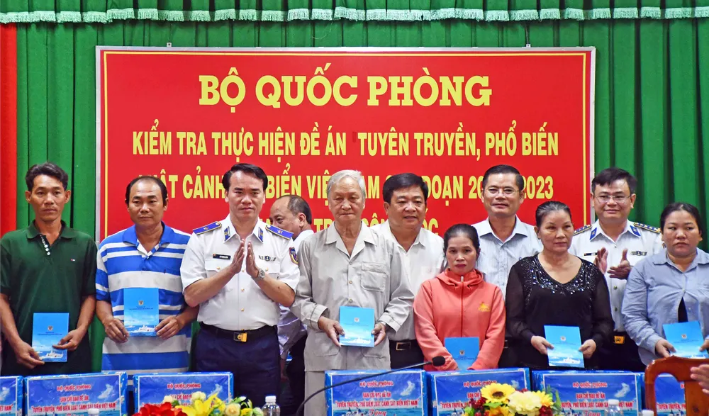 Thiếu tướng Vũ Trung Kiên (thứ 3 từ trái sang) tặng quà đến bà con ngư dân thị trấn Sông Đốc Thiếu tướng Vũ Trung Kiên (thứ 3 từ trái sang) tặng quà đến bà con ngư dân thị trấn Sông Đốc