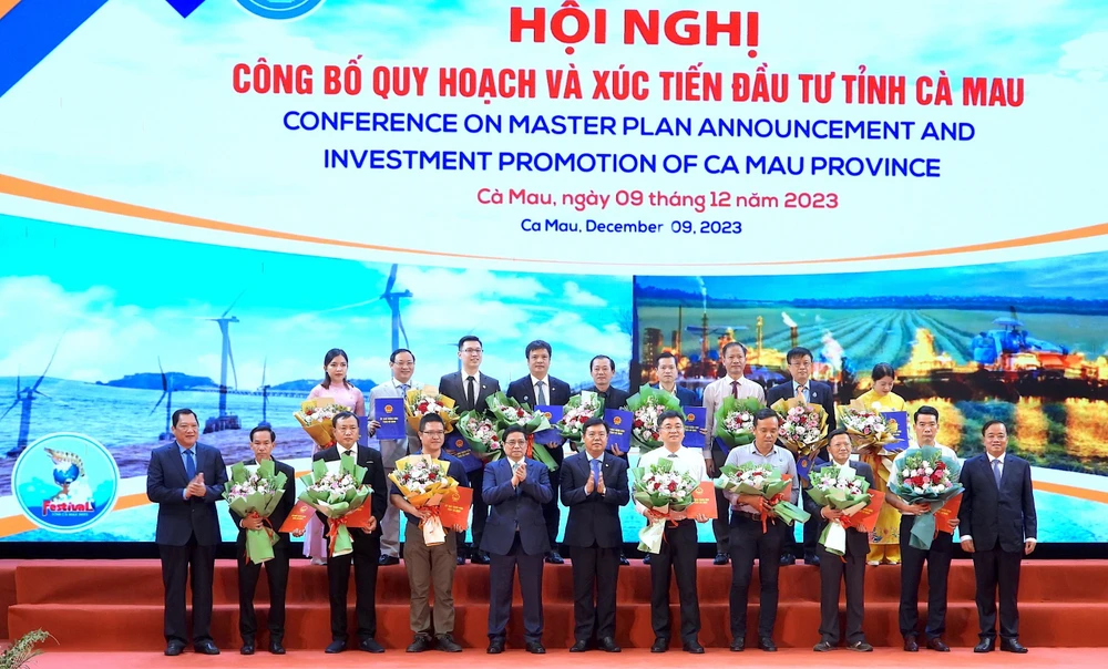 Thủ tướng chúc mừng các doanh nghiệp được địa phương trao chủ trương đầu tư, giấy chứng nhận đăng ký đầu tư thu-tuong-trao-giay-chung-nhan-dau-tu-5475.jpg