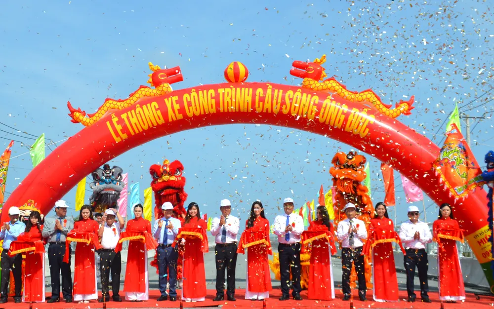 Phó Thủ tướng Lê Minh Khái và các đại biểu thực hiện nghi thức cắt băng khánh thành cầu sông Ông Đốc thong-xe-cau-song-doc-1-7710.jpg