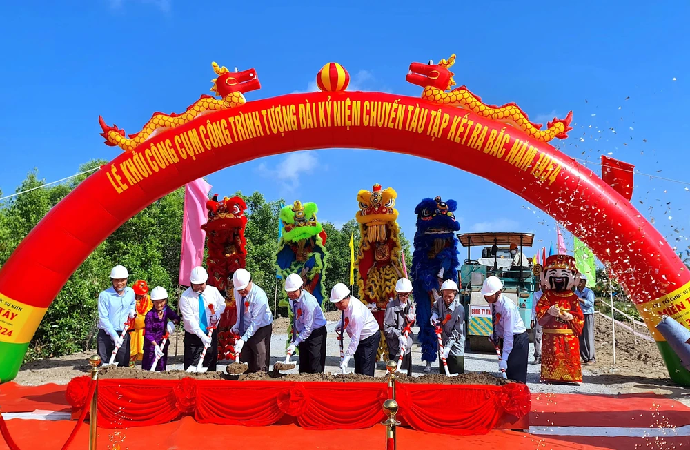 Lãnh đạo tỉnh Cà Mau thực hiện nghi thức khởi công cụm công trình Tượng đài kỷ niệm chuyến tàu tập kết ra Bắc năm 1954 khoi-cong-tuong-dai-2-8687.jpg