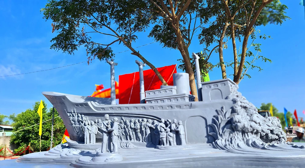 Mô hình tượng đài kỷ niệm chuyến tàu tập kết ra Bắc năm 1954 khoi-cong-tuong-dai-2097.jpg