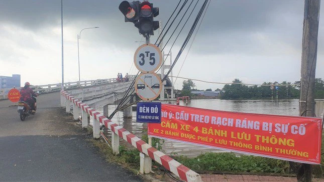 Cầu treo Rạch Ráng bị hư hỏng khi tài xế Phùng Đăng Phi điều khiển xe có 31 tấn đi qua cau-treo-327.jpg